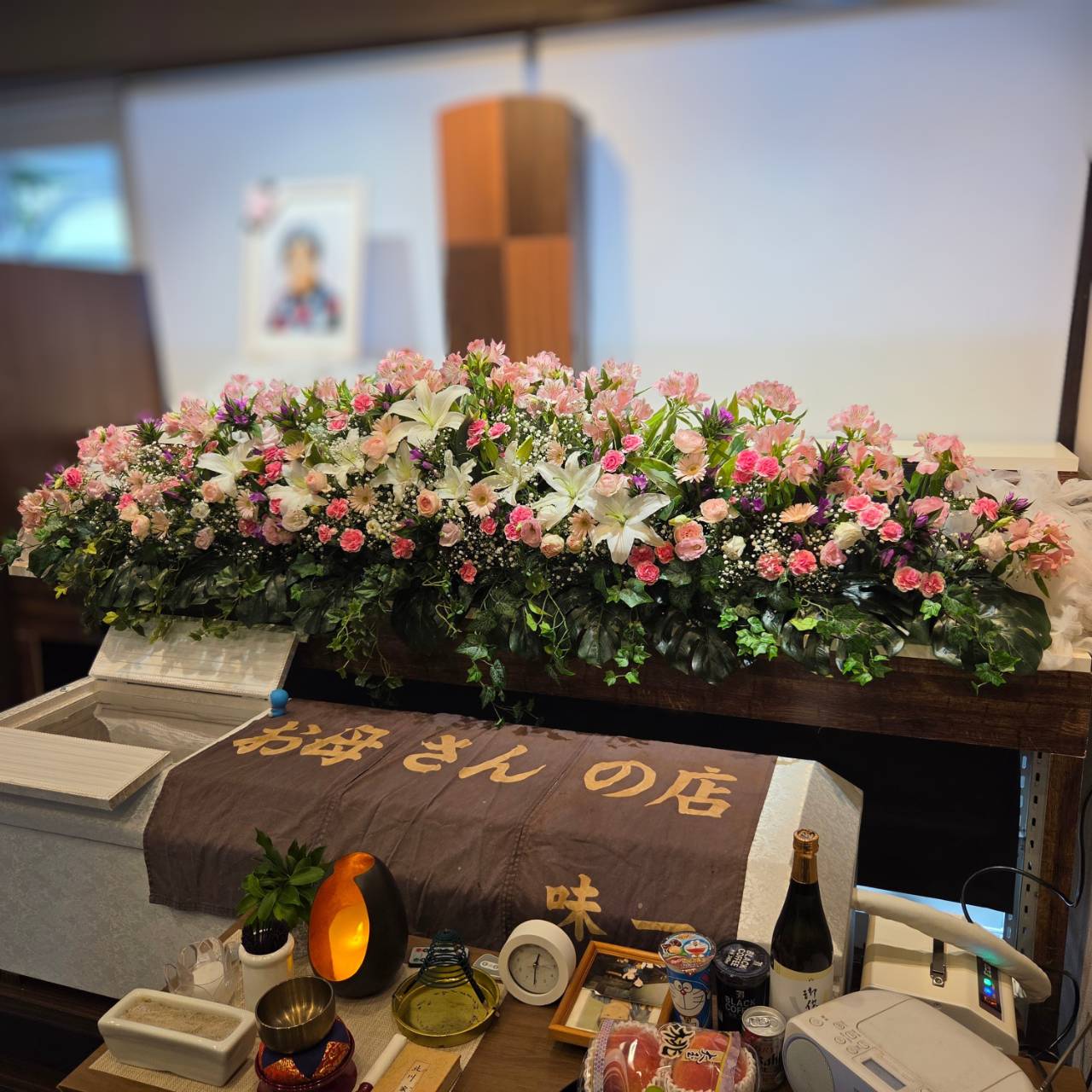 一日葬の生花祭壇（個人情報加工済み）