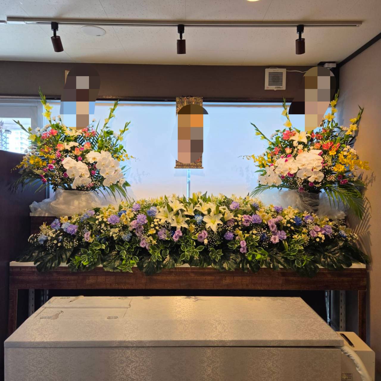 一日葬の生花祭壇(個人情報加工済み)